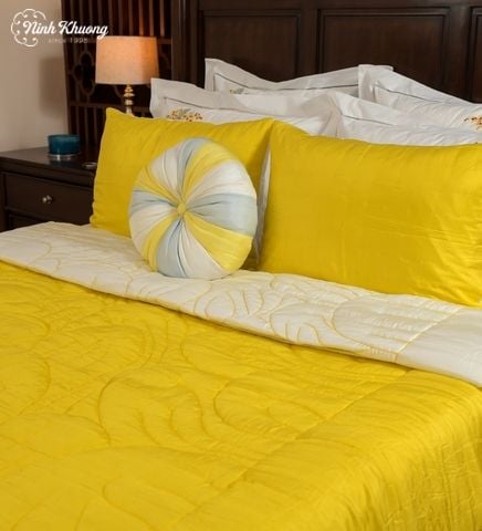  [SET] Mền gối lụa thêu nụ hoa - vàng 