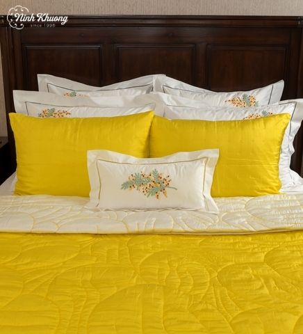  [SET] Mền gối lụa thêu nụ hoa - vàng 