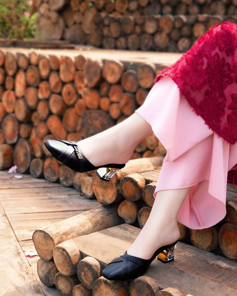 Dép Bít Mũi Hạnh Dung Dây Khóa Gót Mica HD04991AD