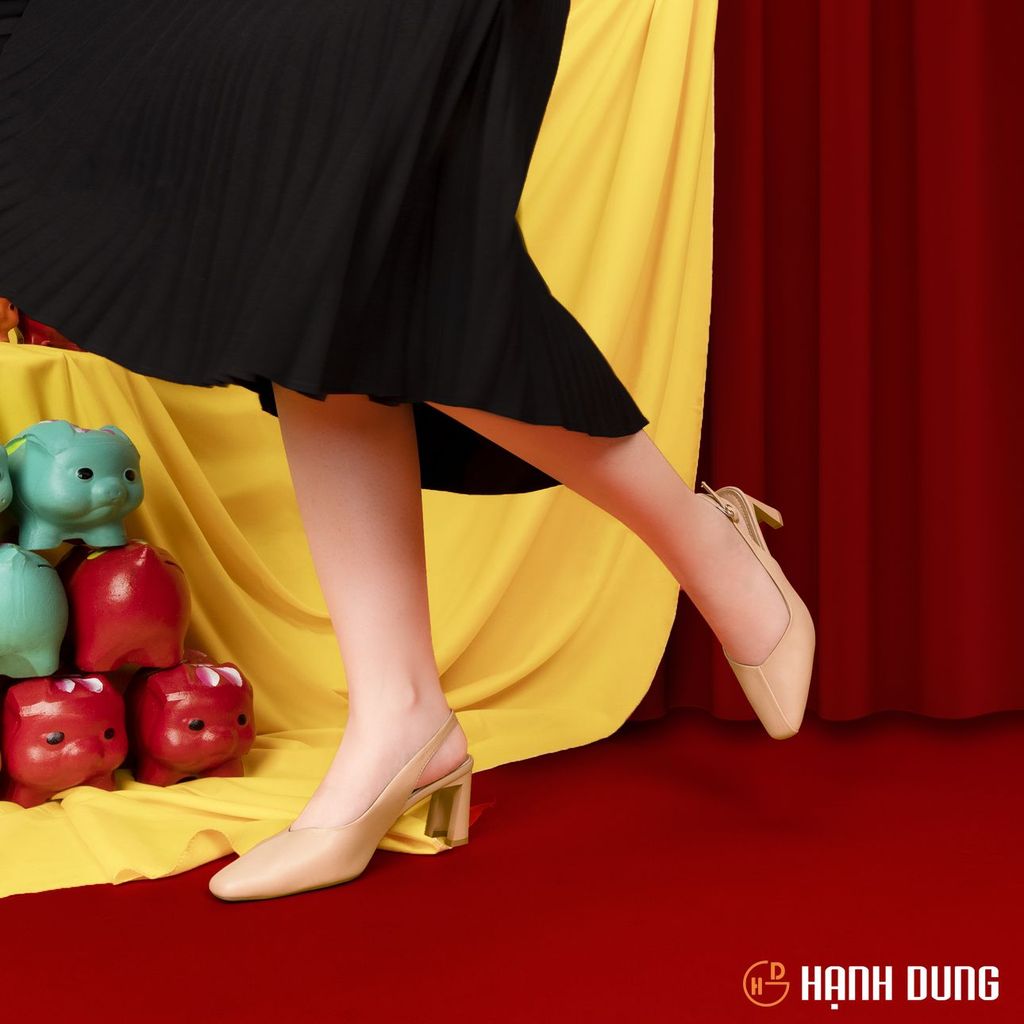 Sandal Cao Gót Hạnh Dung Bít Mũi Đắp Trơn HD27142BI