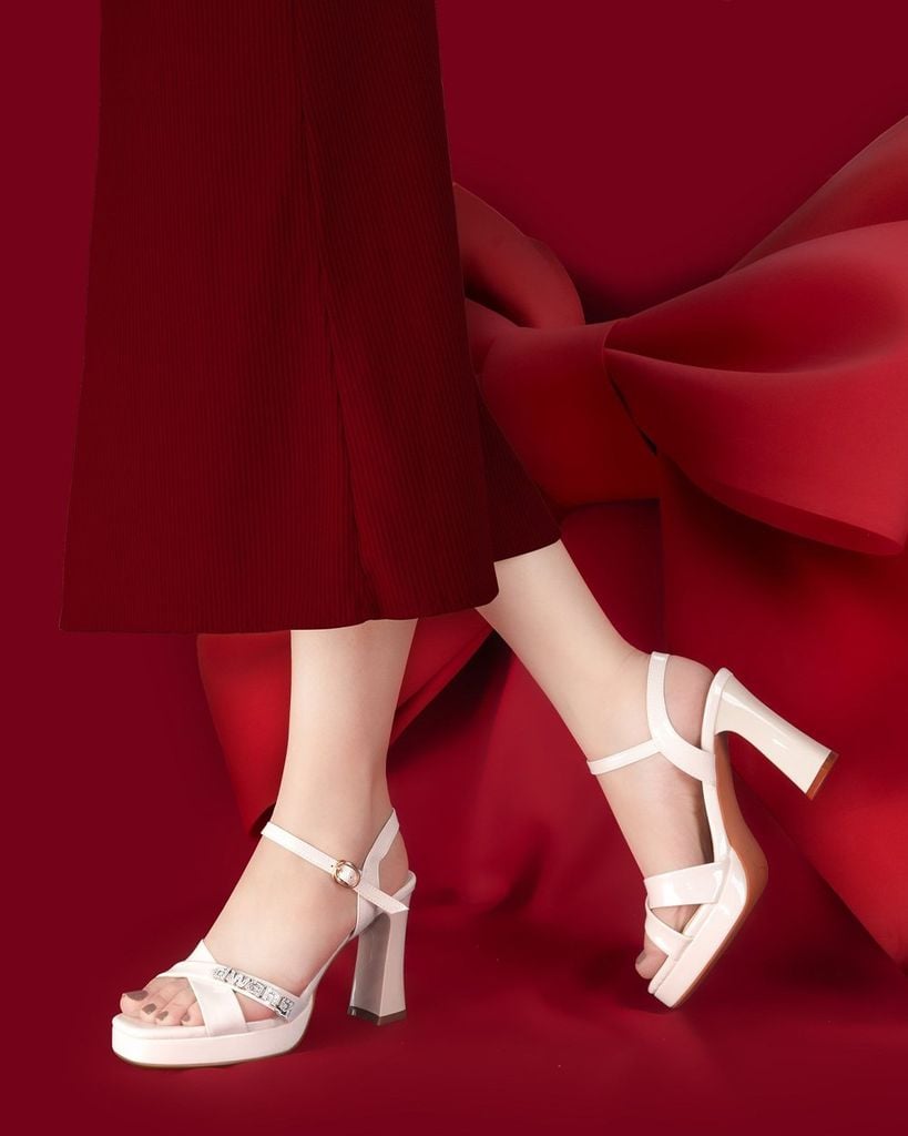 Sandal Cao Gót Hạnh Dung Quai Chéo Khóa HD27284BI
