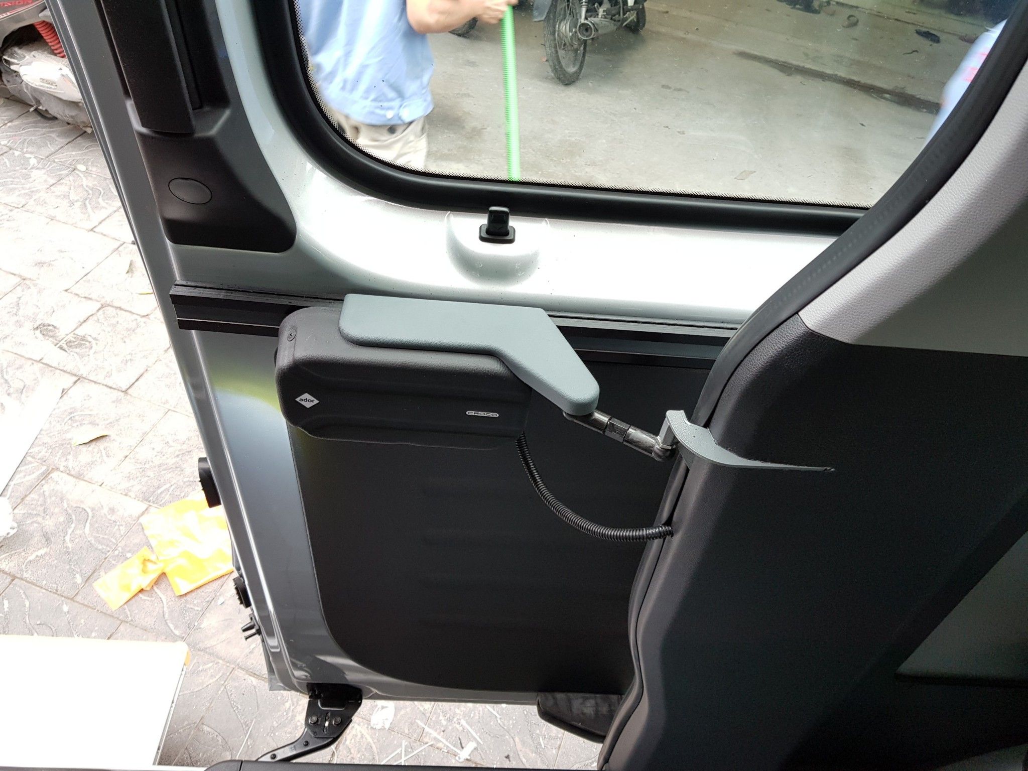 Độ cửa điện Croco xe Hyundai Solati Limousine