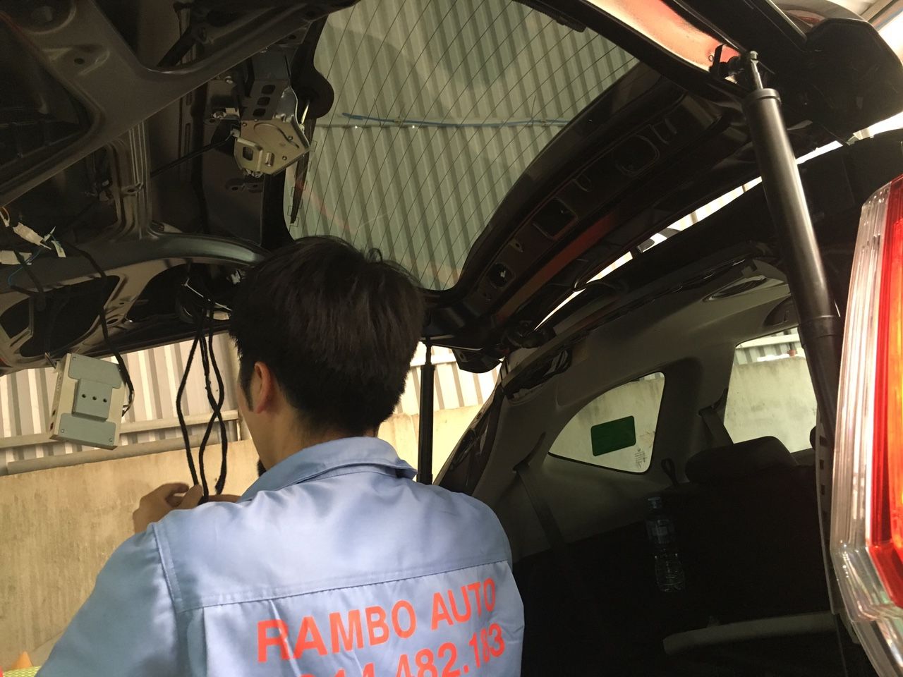 Phụ kiện đồ chơi xe Honda CRV 2019: Cốp điện, cảm biến lùi, ốp bậc, hõm tay cửa,..