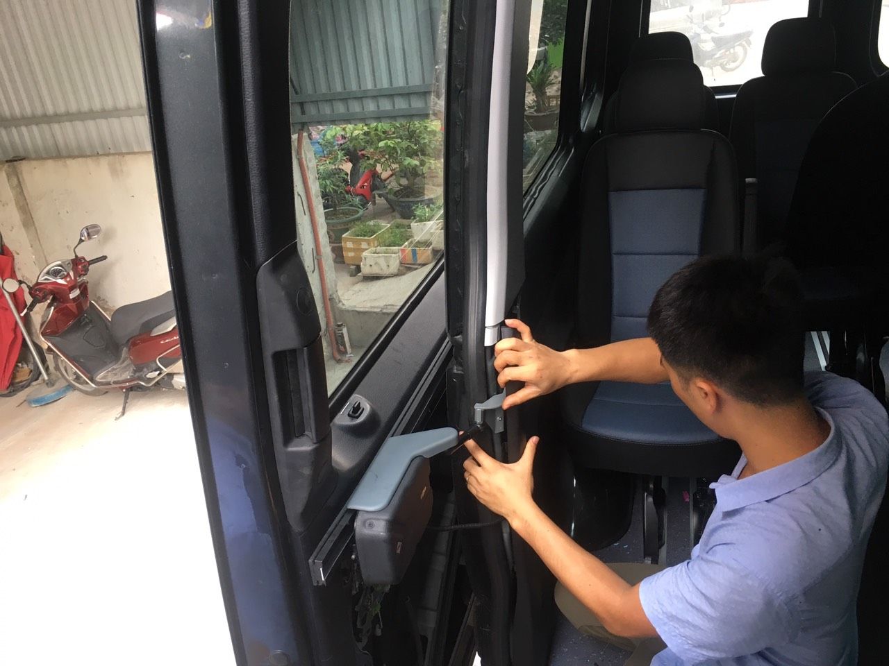 Độ cửa lùa tự động Sezam cho xe 16 chỗ Hyundai Solati H350