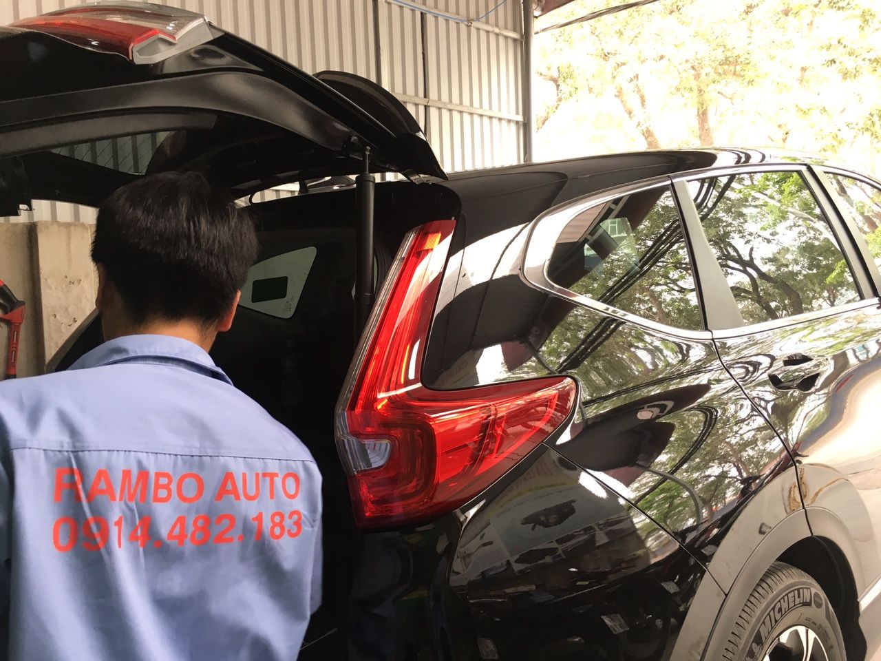 Phụ kiện đồ chơi xe Honda CRV 2019: Cốp điện, cảm biến lùi, ốp bậc, hõm tay cửa,..
