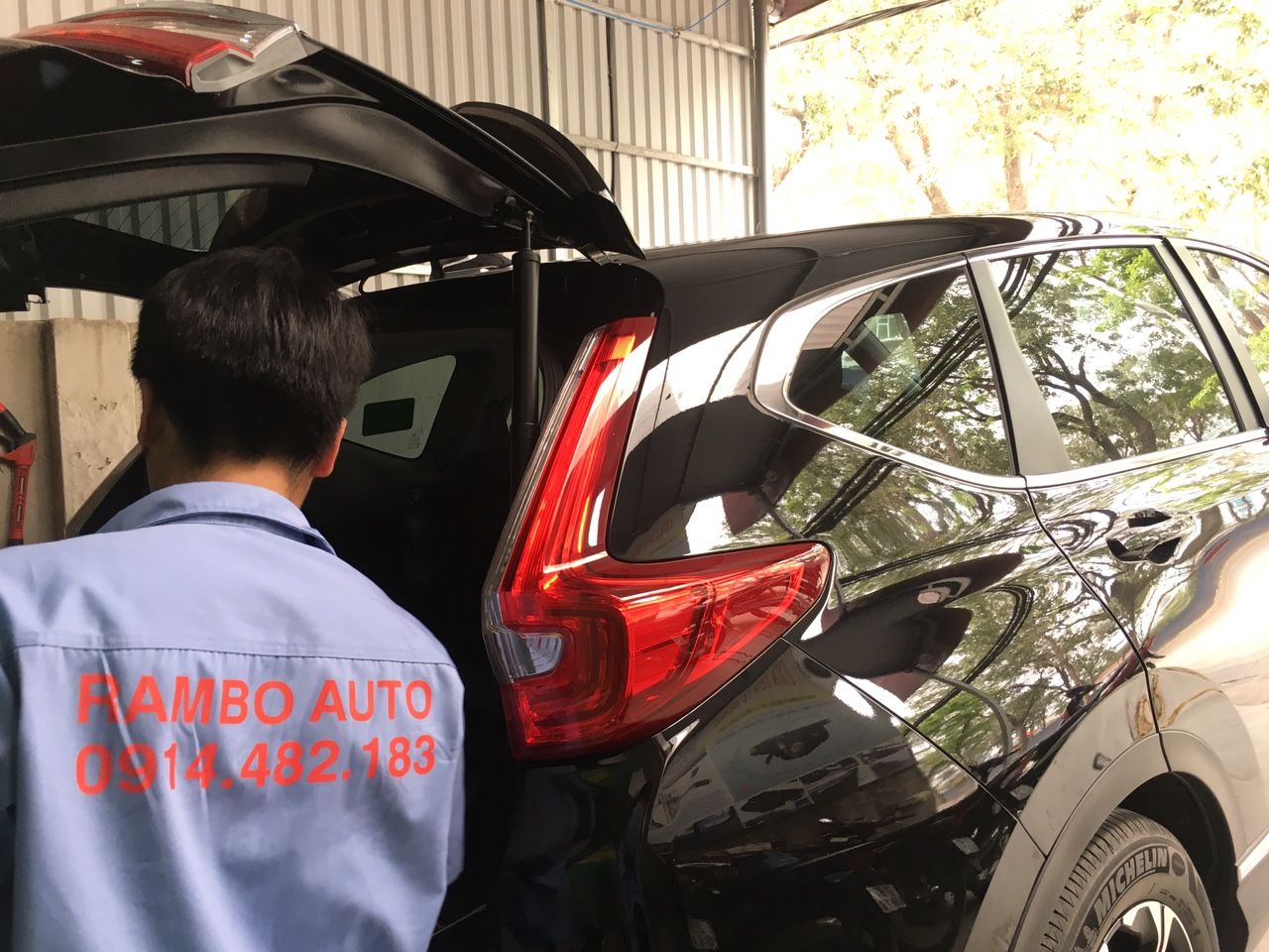 Phụ kiện đồ chơi xe Honda CRV 2019: Cốp điện, cảm biến lùi, ốp bậc, hõm tay cửa,..