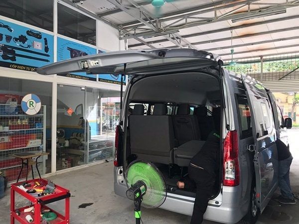 Độ cửa lùa tự động giấu kín cho xe Toyota Hiace