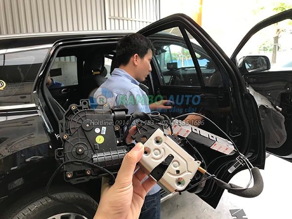 Cửa hít điện xe Ford Everest