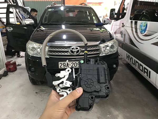 Cửa hít điện xe Toyota Fortuner