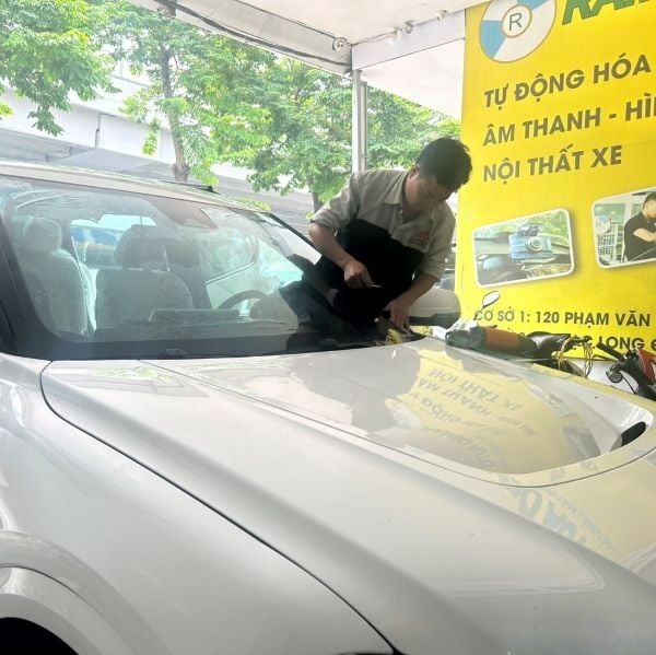 Giá dán kính chống nóng Llumar cho xe Vinfas mới nhất 2024