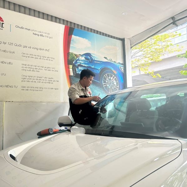Giá dán kính chống nóng Llumar cho xe Vinfas mới nhất 2024
