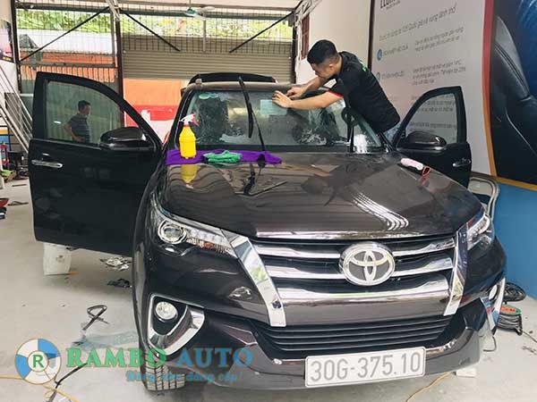 Dán phim cách nhiệt chống nóng Fortuner tại 698 Lạc Long Quân - Tây Hồ