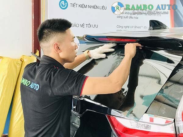 Dán phim cách nhiệt Llumar cho Honda CRV tại 698 Lạc Long Quân, Tây Hồ