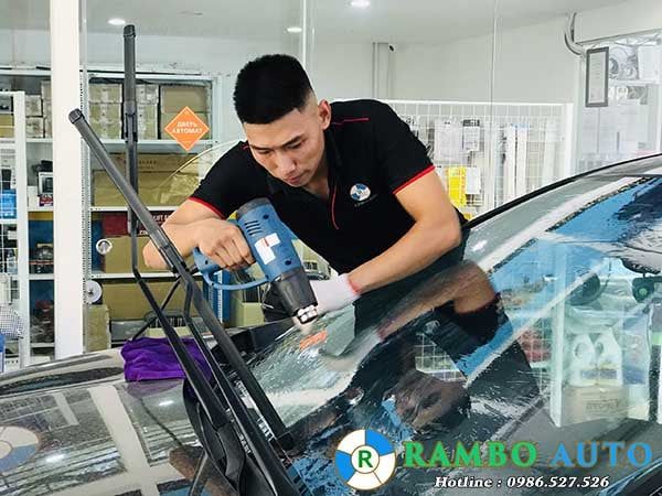 Dán phim cách nhiệt Llumar cho Honda CRV tại 698 Lạc Long Quân, Tây Hồ