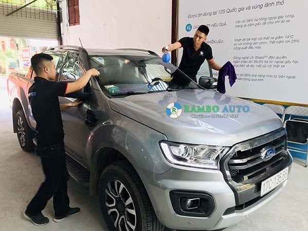 Dán phim Llumar cho Ford Ranger tại 698 Lạc Long Quân.