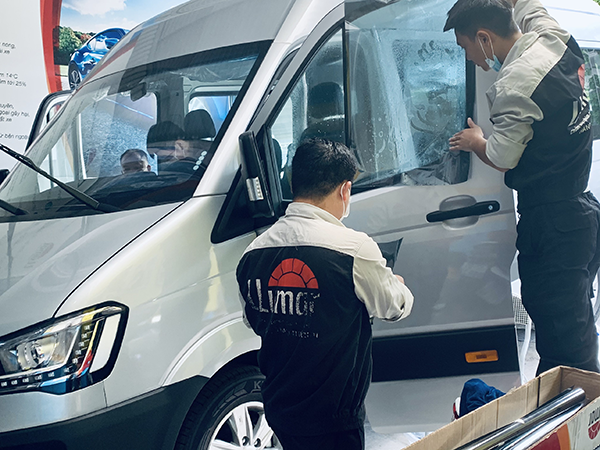 Dán phim cách nhiệt kính lái xe Ford Transit, Hyundai Solati loại nào tốt?