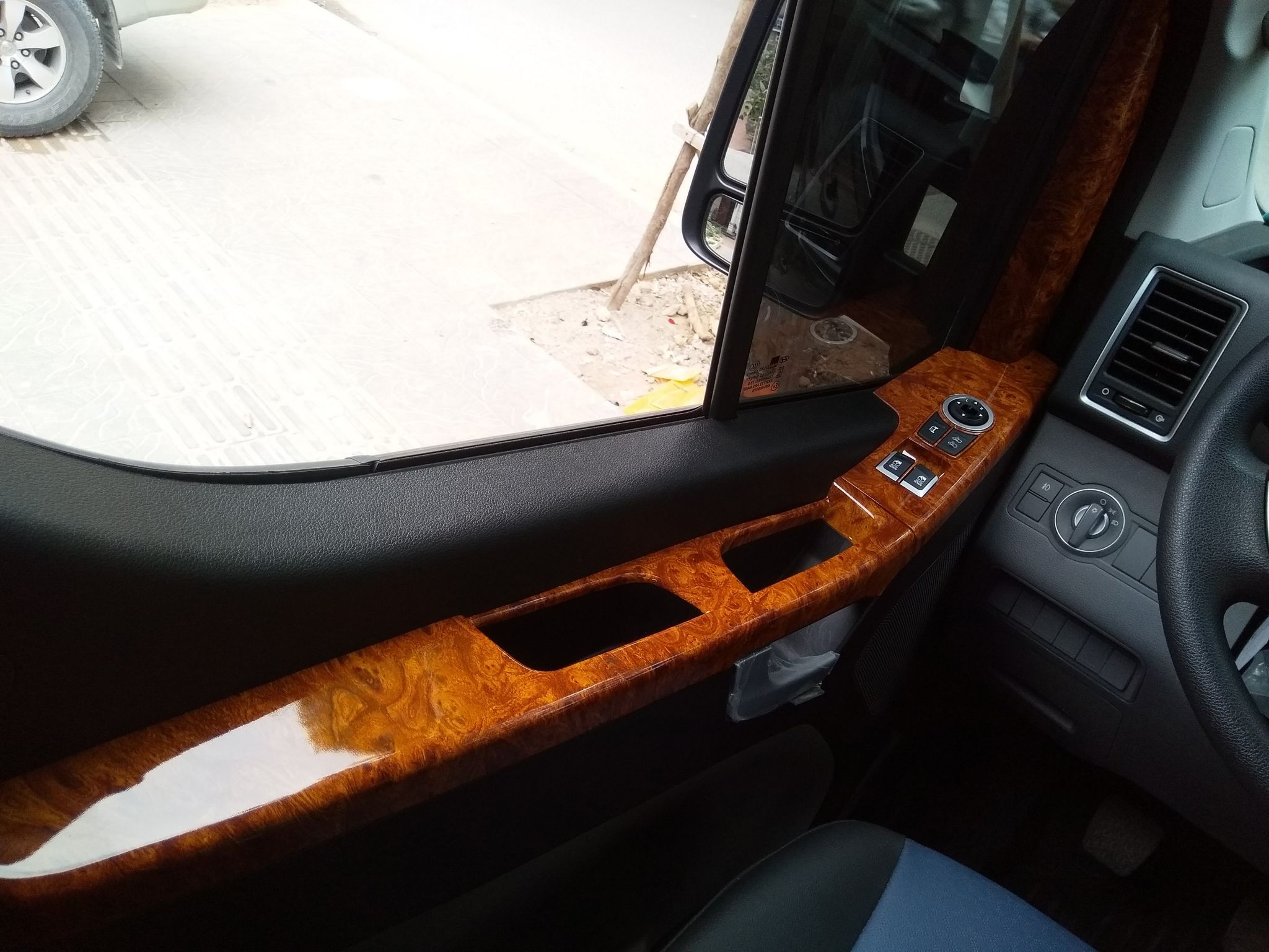 Sơn vân gỗ nội thất xe Hyundai Solati