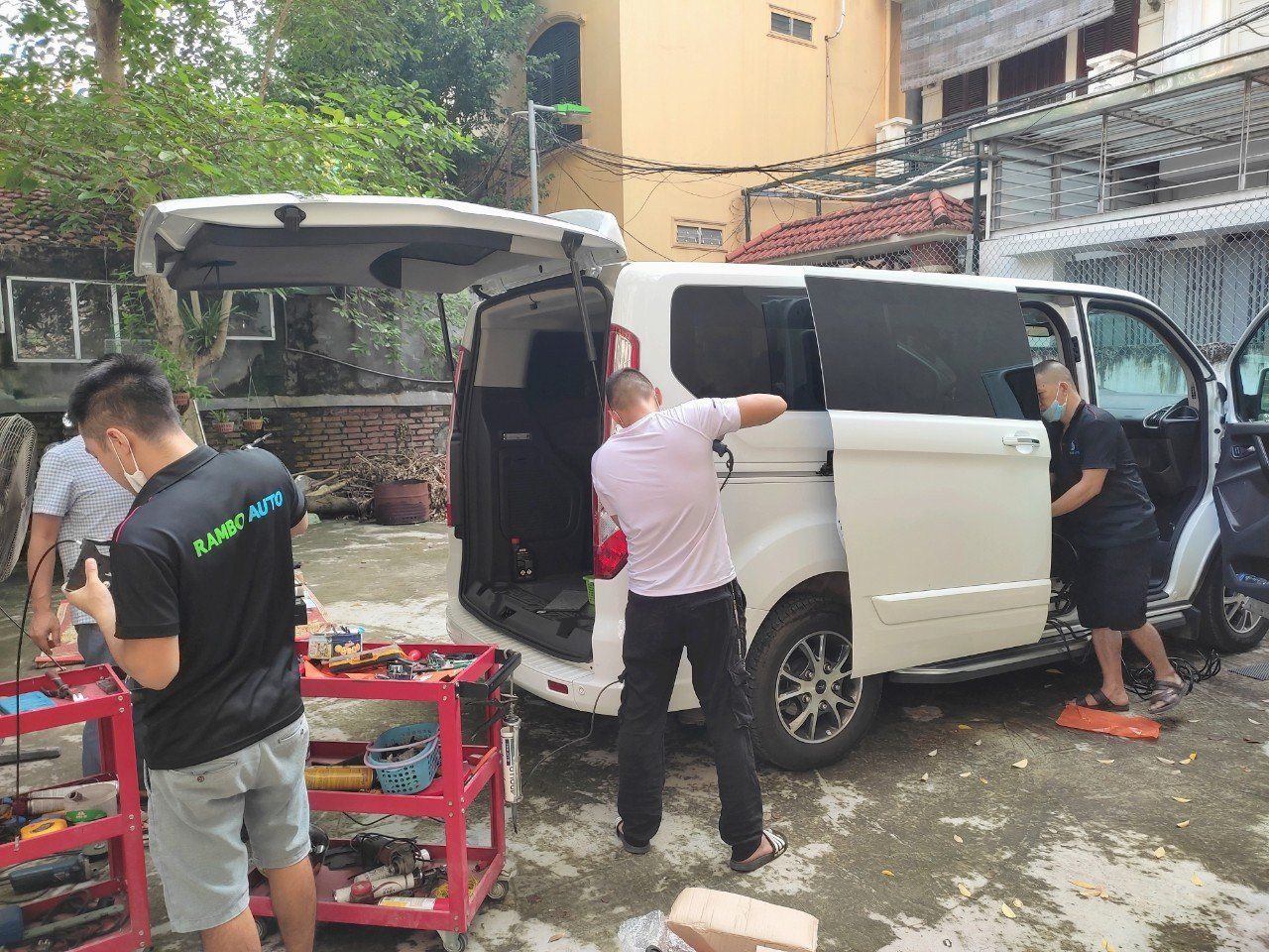 Cửa trượt điện xe Ford Tourneo
