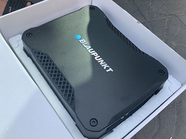 Độ loa sub trầm cho xe Toyota Cross