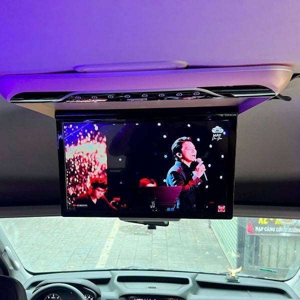 Màn hình ốp trần xe 16 chỗ Hyundai Solati