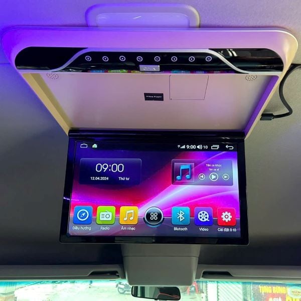 Màn hình ốp trần xe 16 chỗ Hyundai Solati