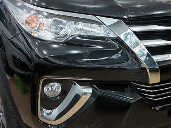 Trang trí mặt calang dưới xe Fortuner 2018