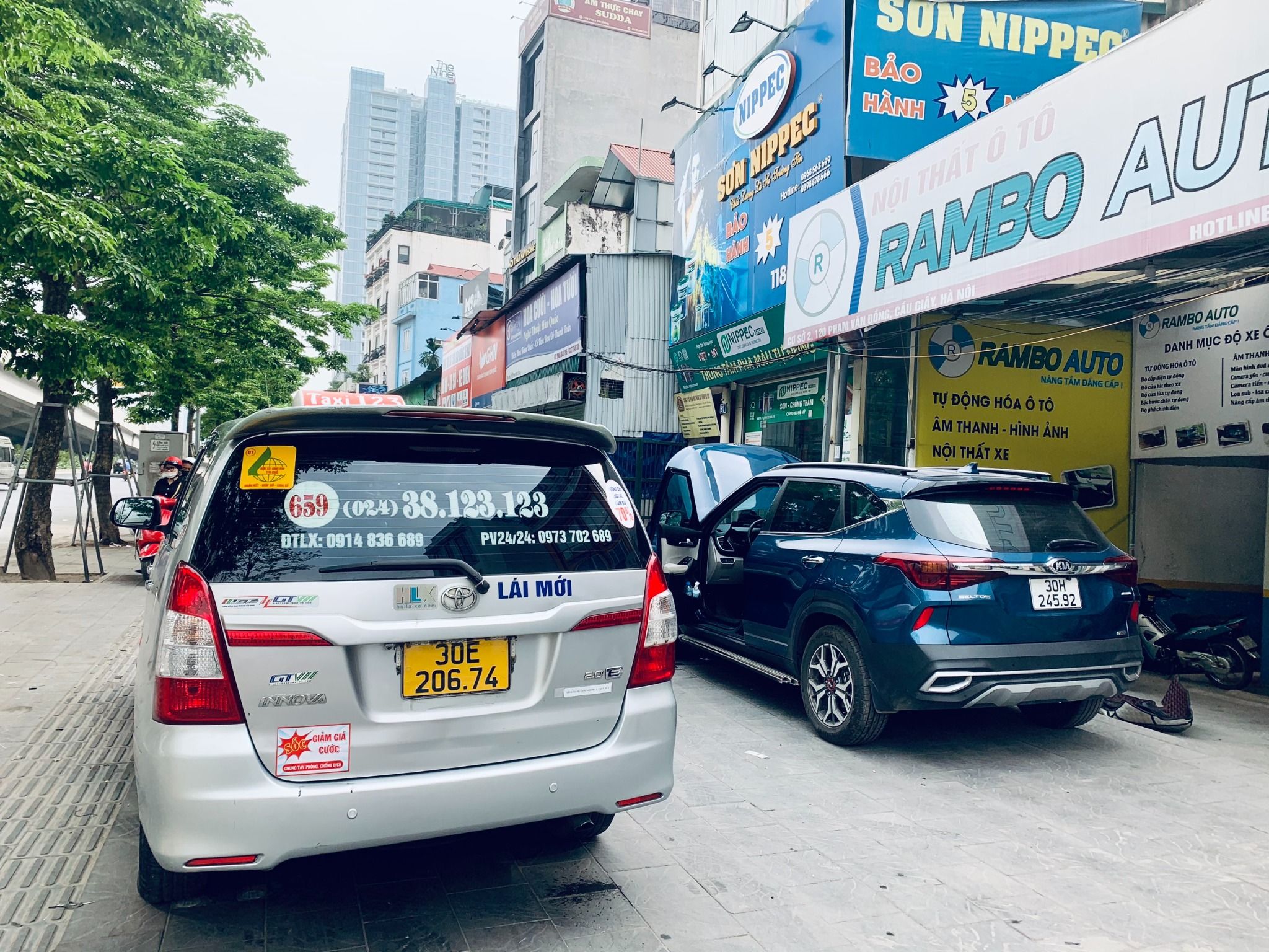 Lắp Amply Micro không dây hát Karaoke xe Toyota innova