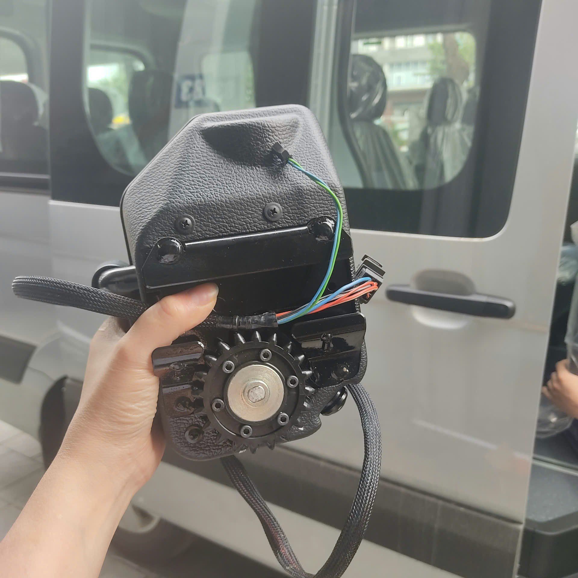 Cửa Lùa Tự Động Cayman Xe 16 chỗ nhập khẩu tại Nga
