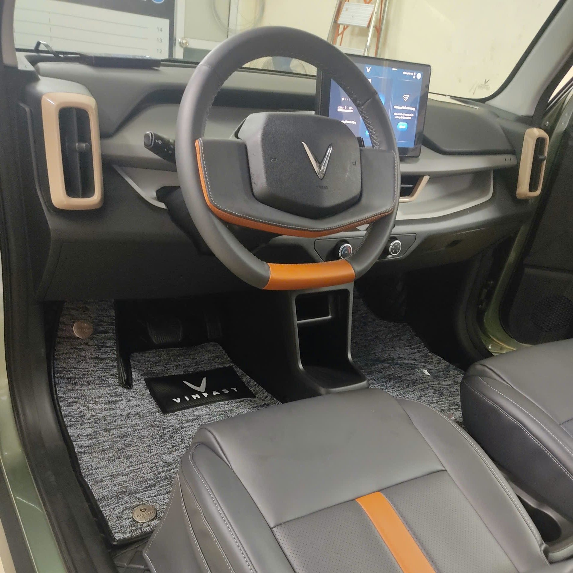 Khâu da vô lăng cho xe VF3 - Rambo Auto