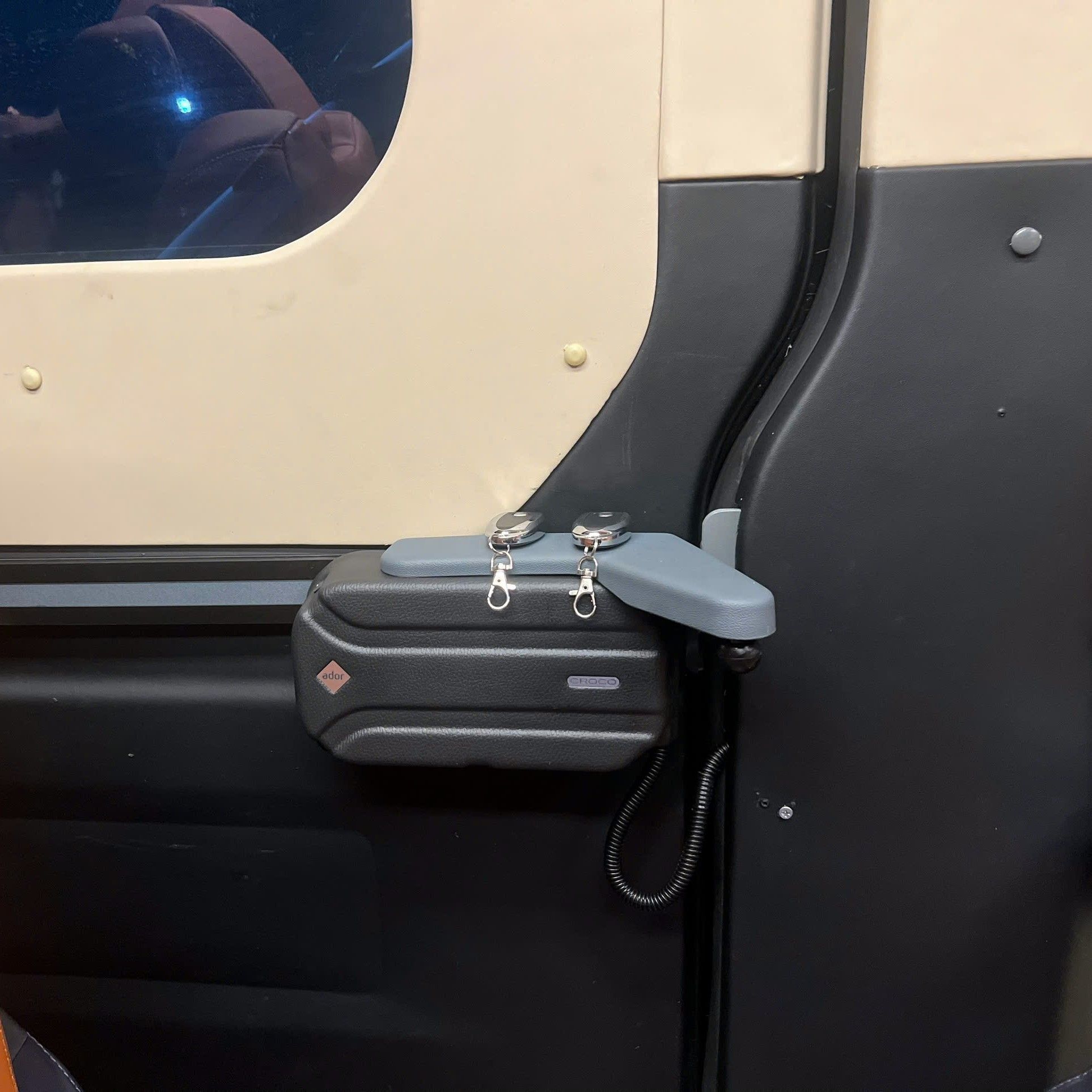 Cửa tự động nhập khẩu Nga cho Transit Limousine 2024