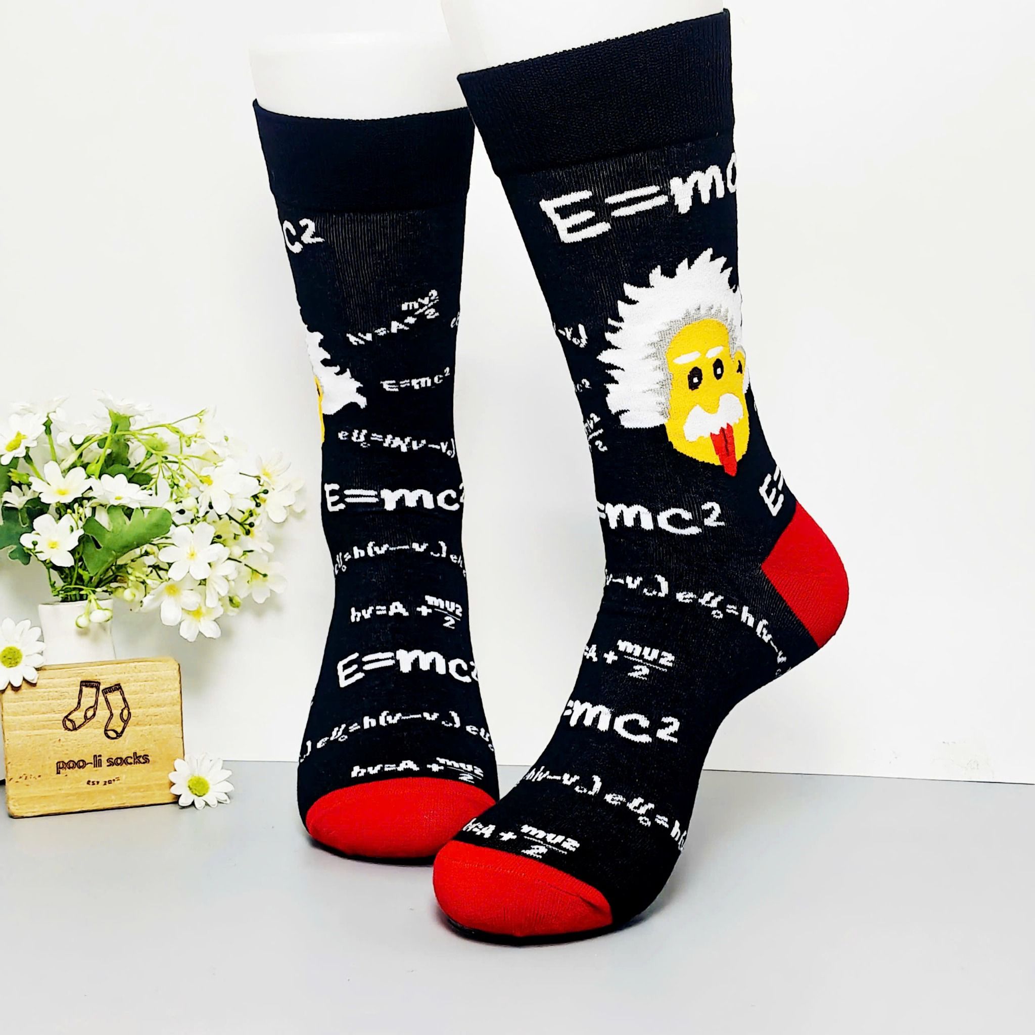 Vớ dài hoạ tiết Einstein và công thức