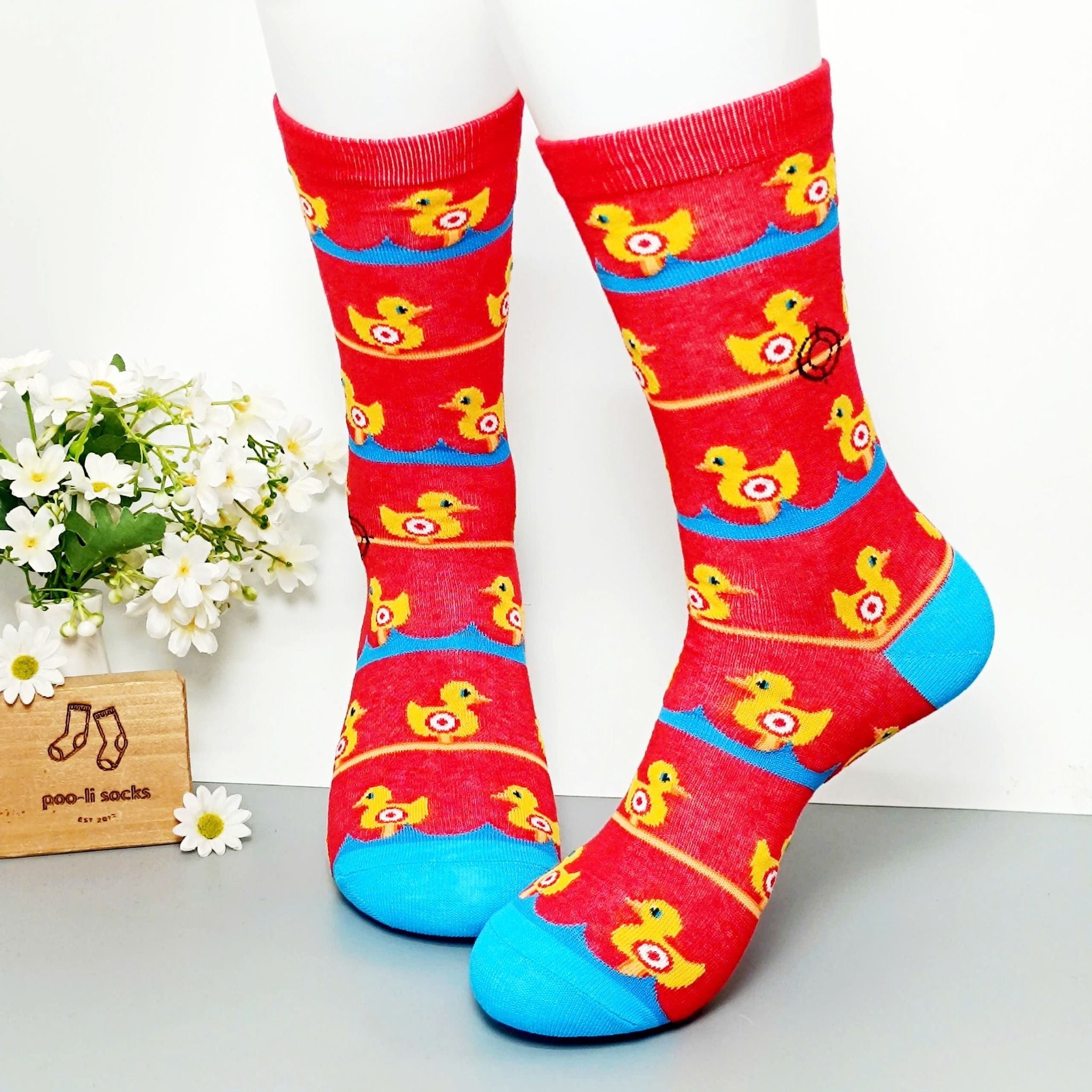 Vớ dài đỏ hoạ tiết vịt vàng