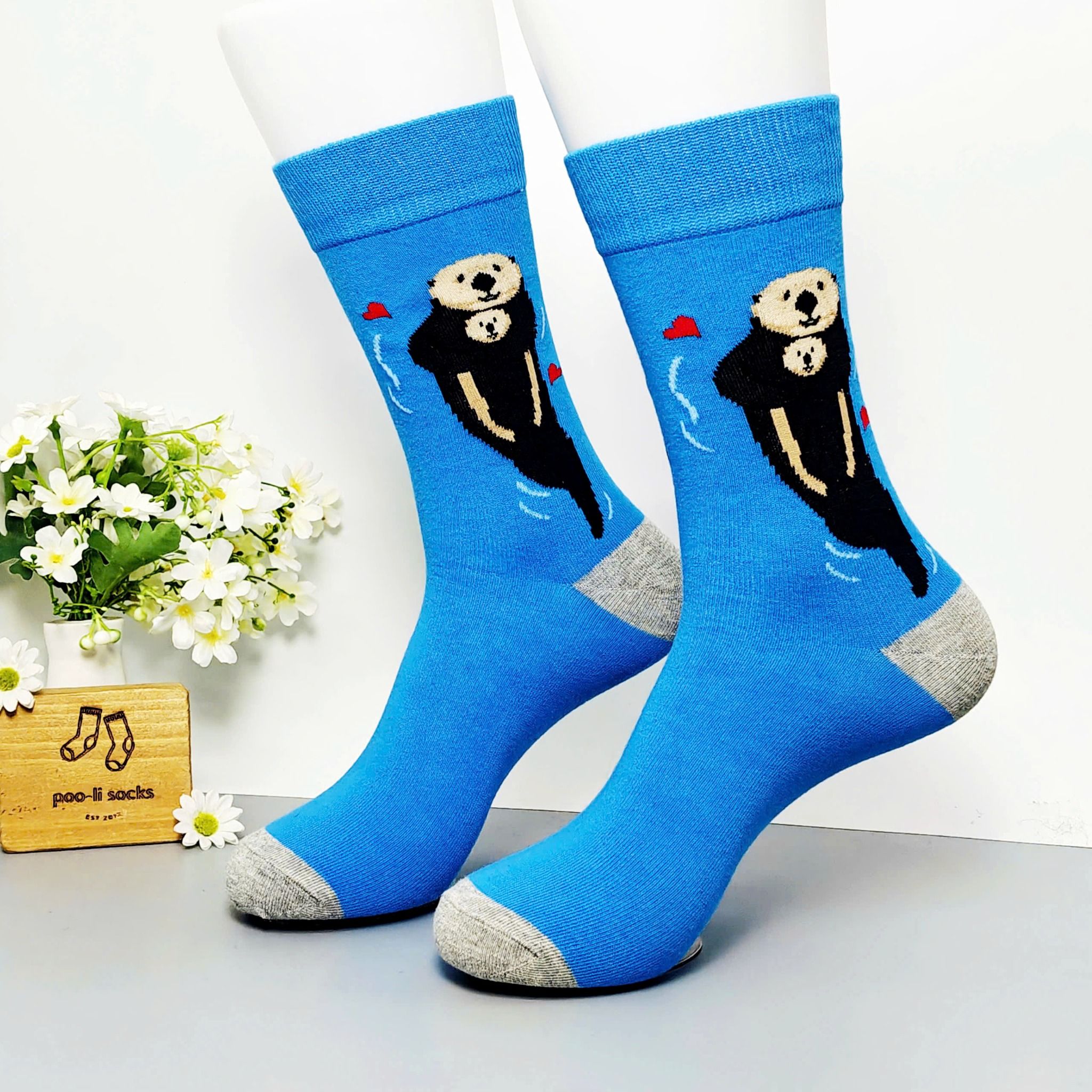 Vớ dài xanh dương hoạ tiết hải ly mẹ ôm con