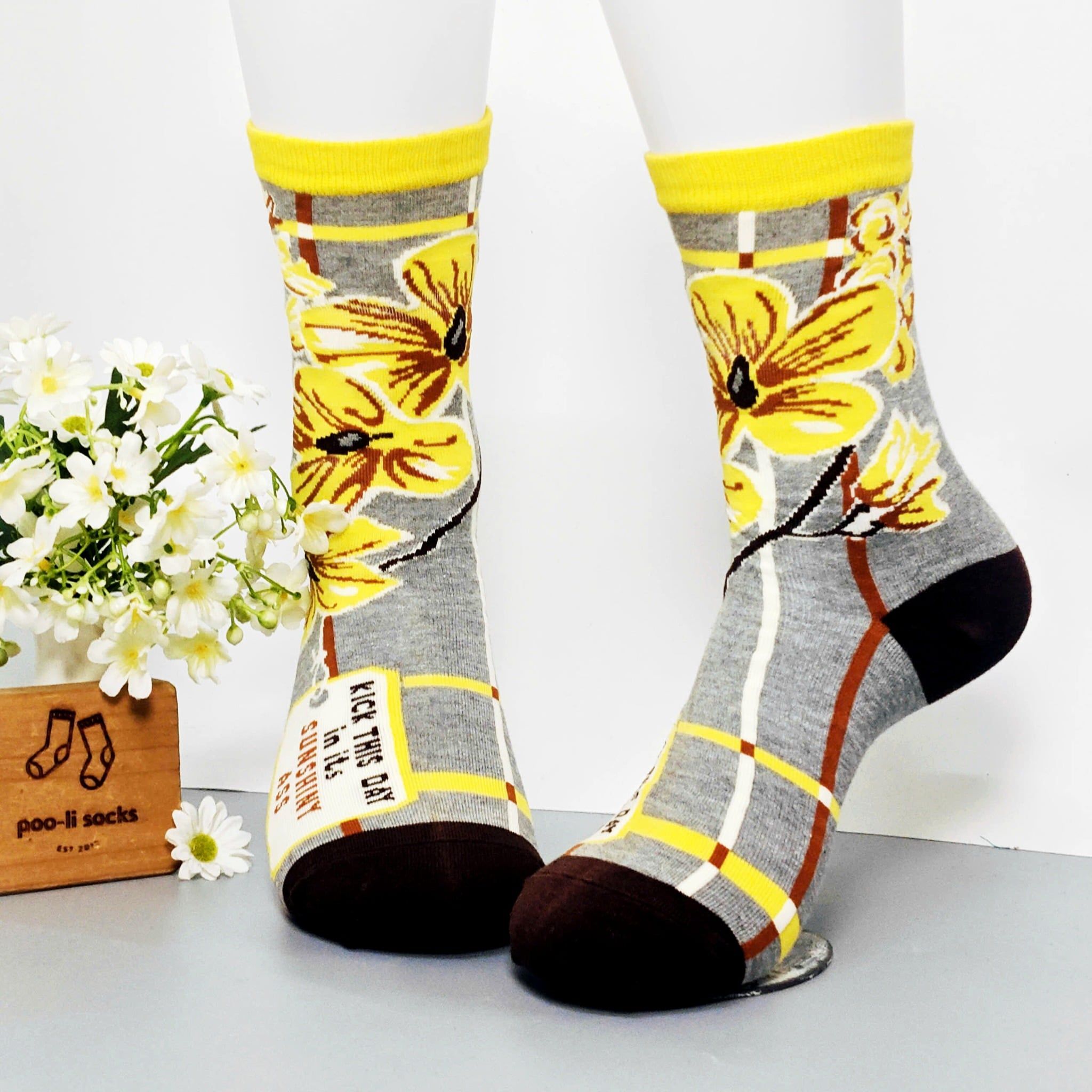 Vớ hoạ tiết hoa lá và cô gái