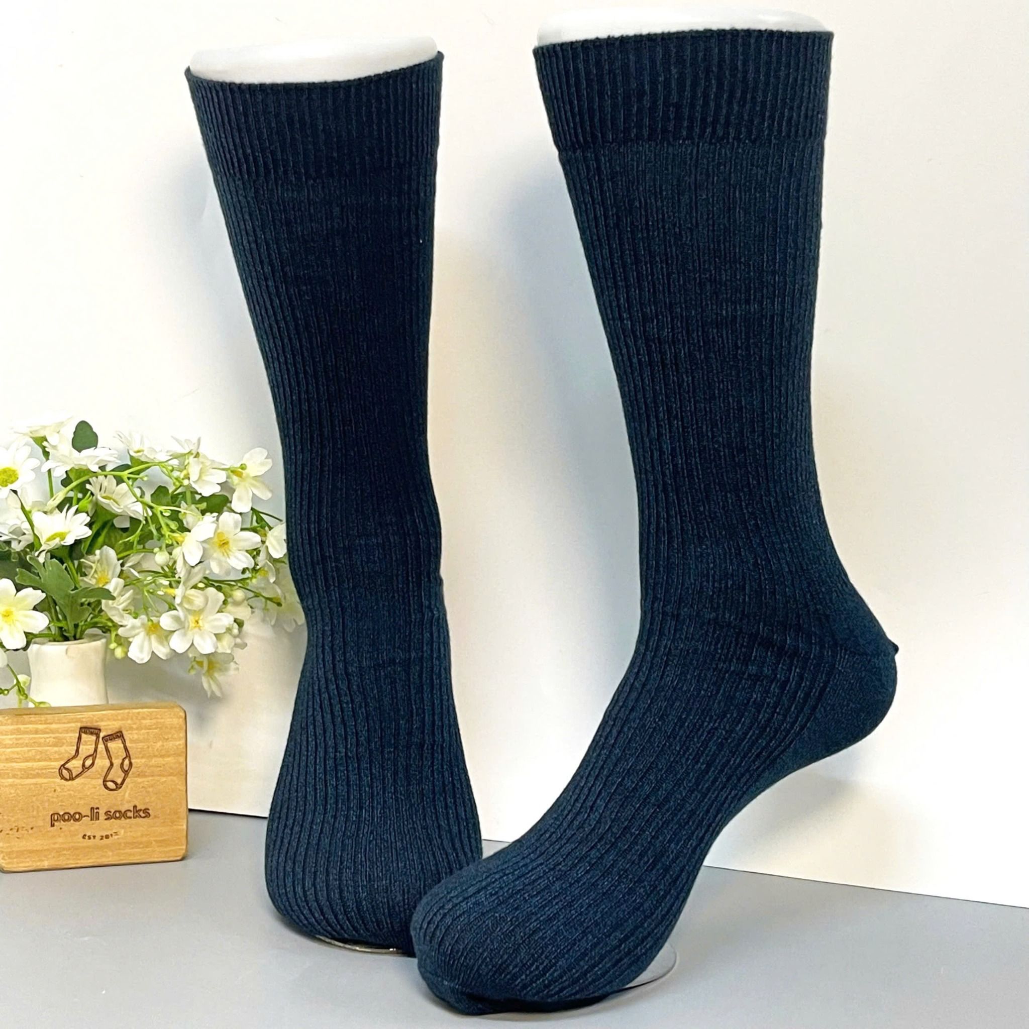 Vớ dài màu xanh dương sọc đen