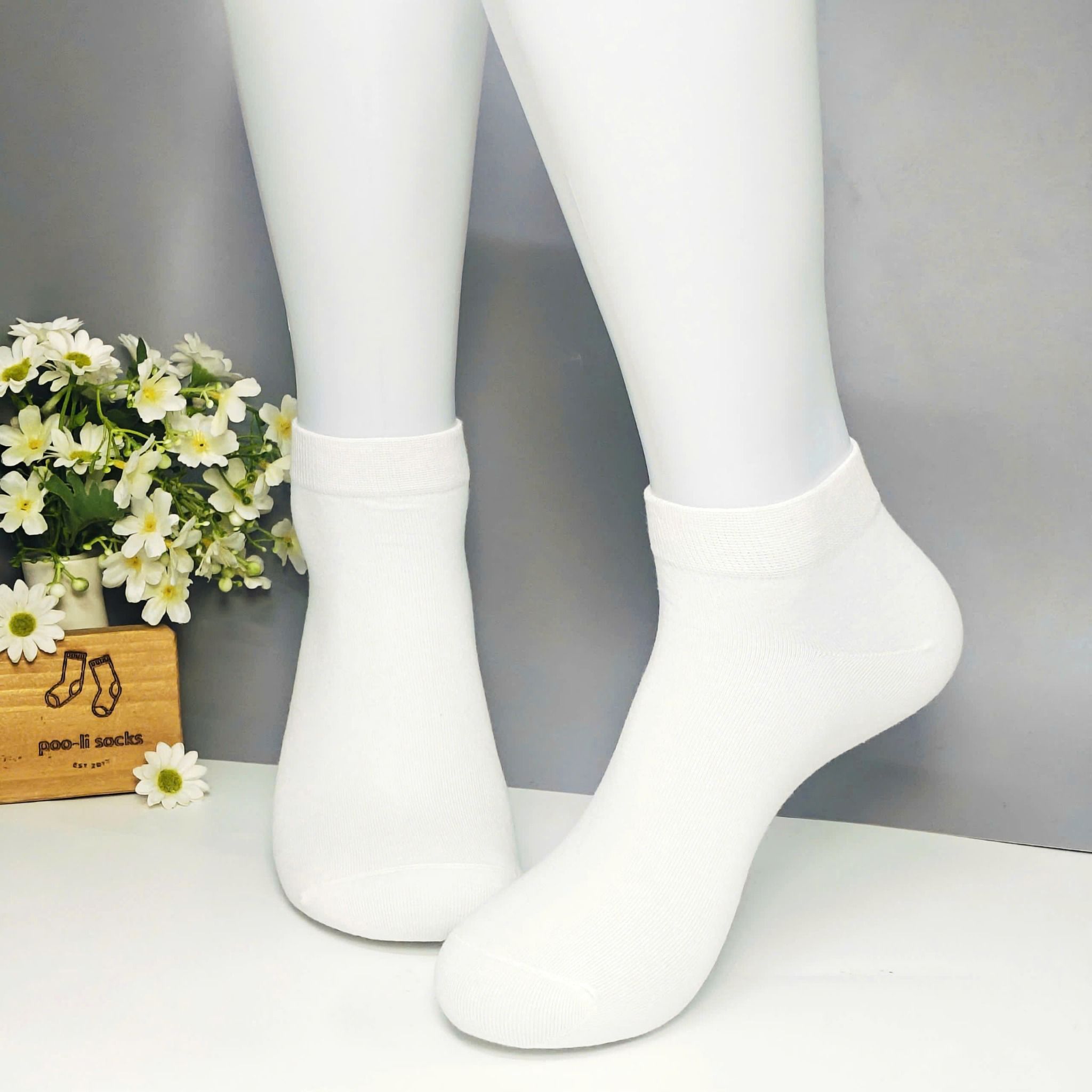 Vớ ngắn họa tiết màu trơn trắng