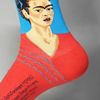 Vớ dài họa tiết nghệ thuật Frida Kahlo xanh đỏ