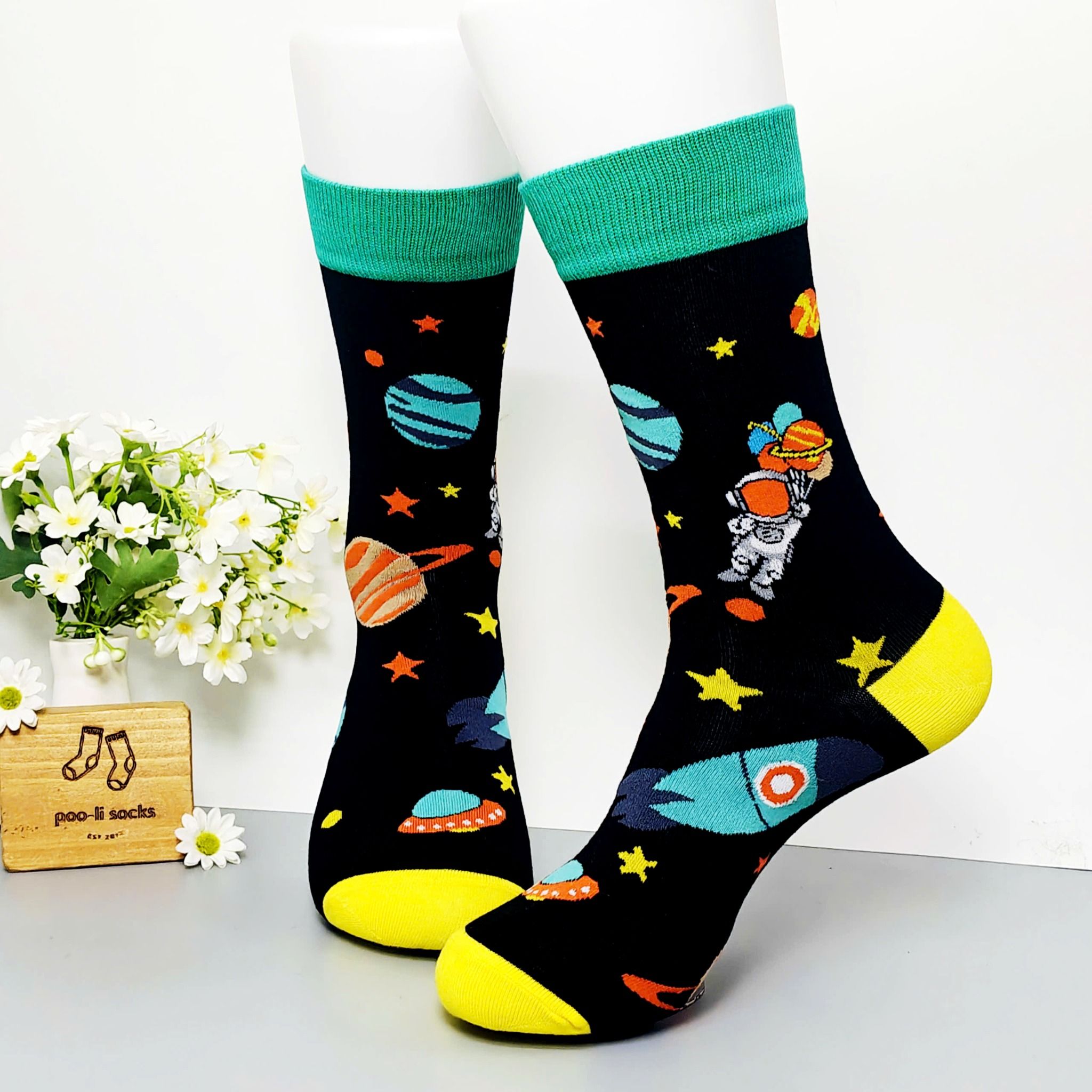 Vớ dài họa tiết thiên hà và phi hành gia