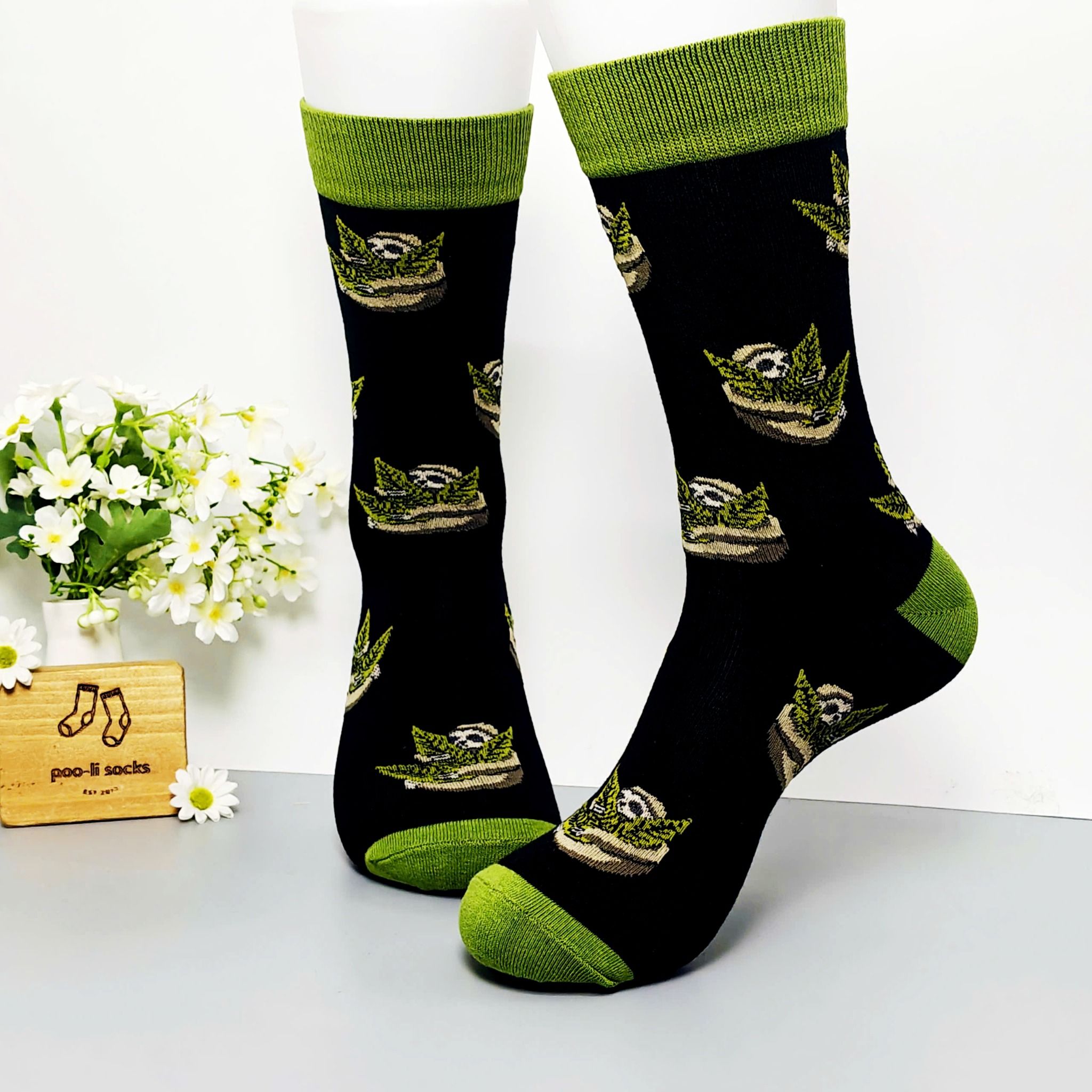 Vớ dài hoạ tiết lười ôm lá xanh