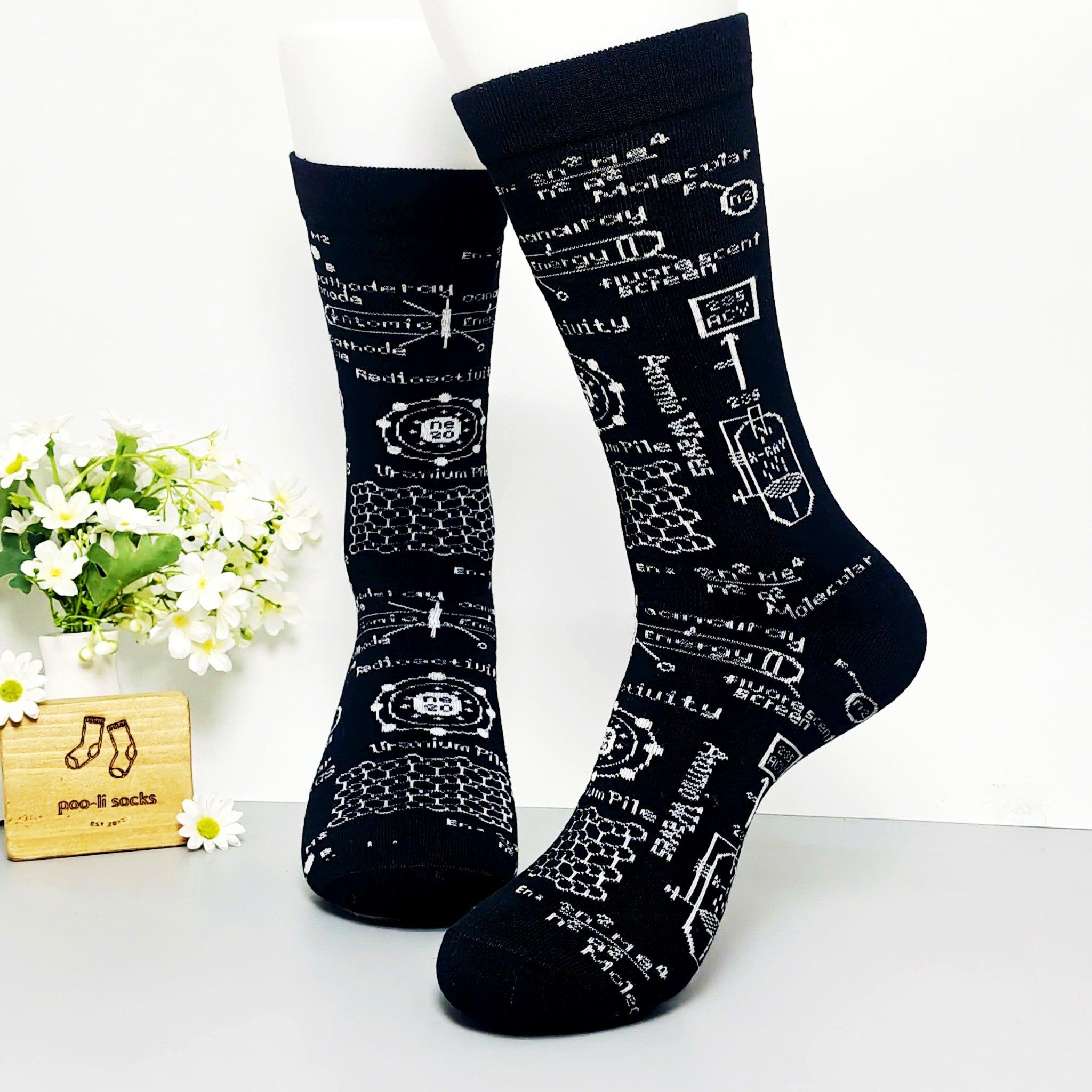 Vớ dài đen hoạ tiết chữ trắng công thức vật lý