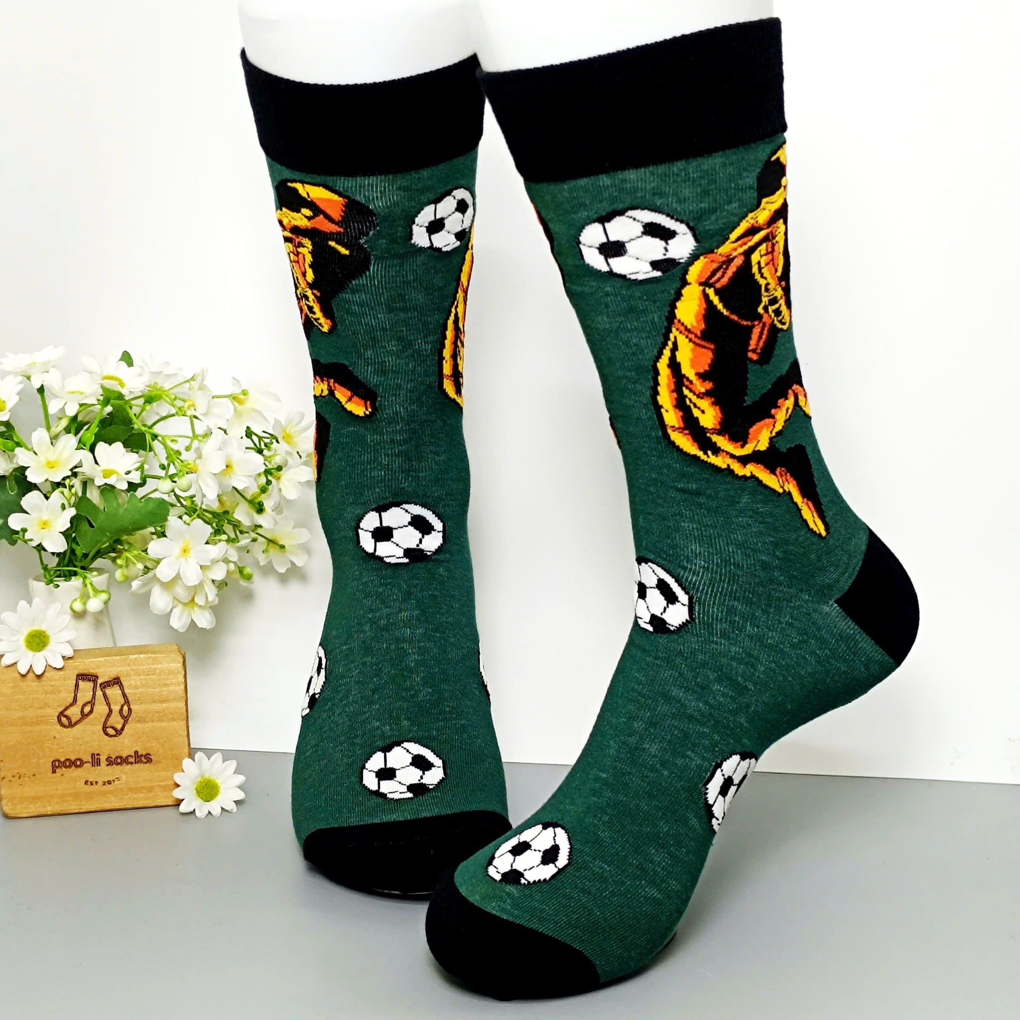 Vớ dài hoạ tiết phi hành gia đập bóng đá