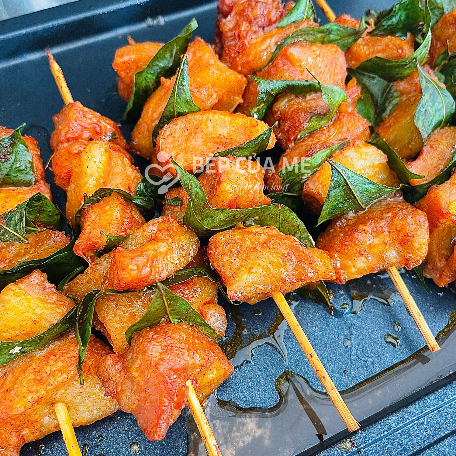  Thịt cổ lợn xiên lá mắc mật 