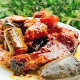 Cá trắm kho chuối