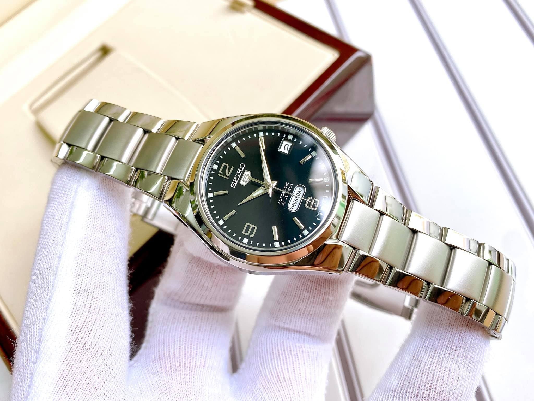 Seiko SNK623K1 Orologio Uomo Automatico - Acciaio Inox, Quadrante Nero, Cinturino Grigio