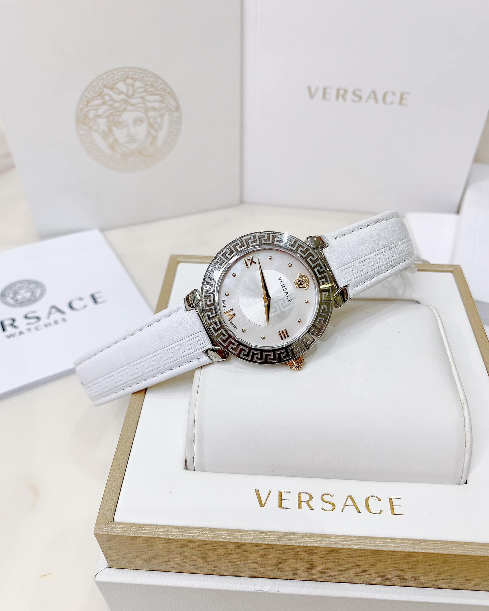 Versace Daphnis Quartz White Dial White Leather V16010017 35mm 