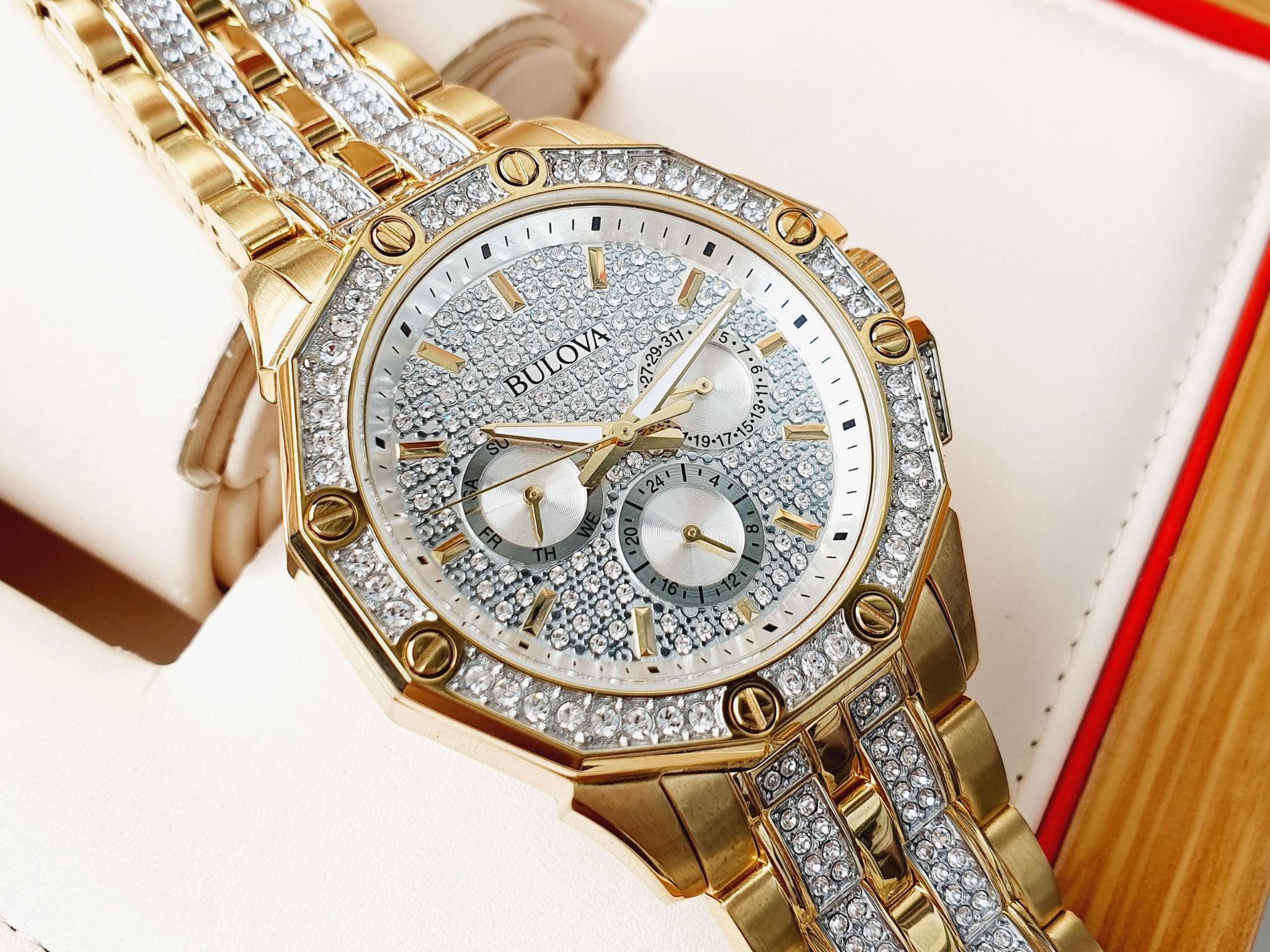 Bulova mens crystal 98c126 sale