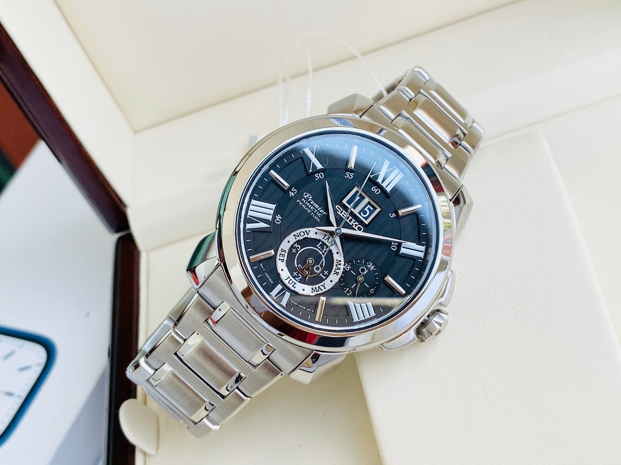 Seiko Premier Kinetic Perpetual Calendar SNP141 - Đồng Hồ Nam – PhongWatch