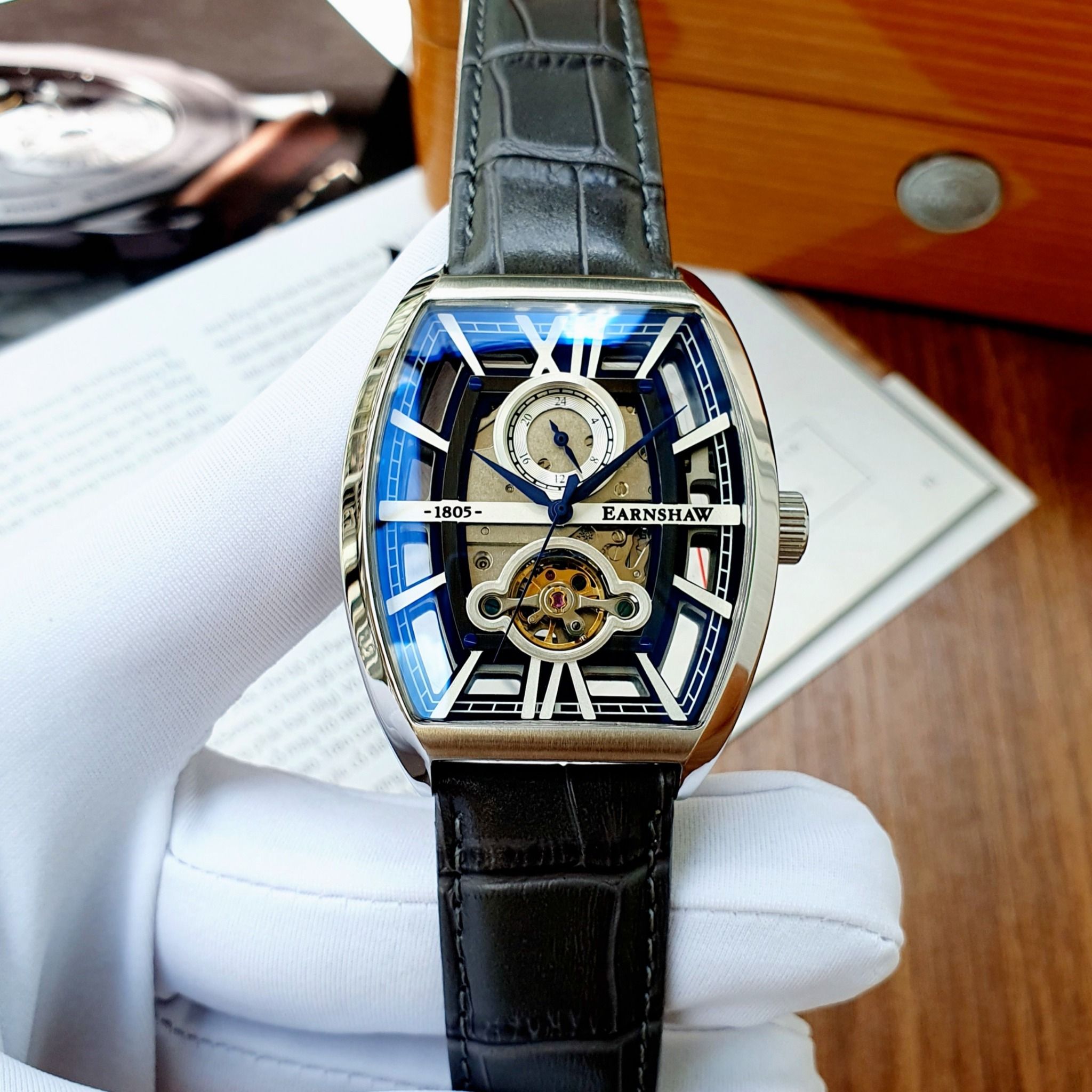 【極美品】 EARNSHAW 自動巻 トノー型 皮ベルト ES-8111-01 極美品】 EARNSHAW 自動巻 皮ベルト ES-8111-01