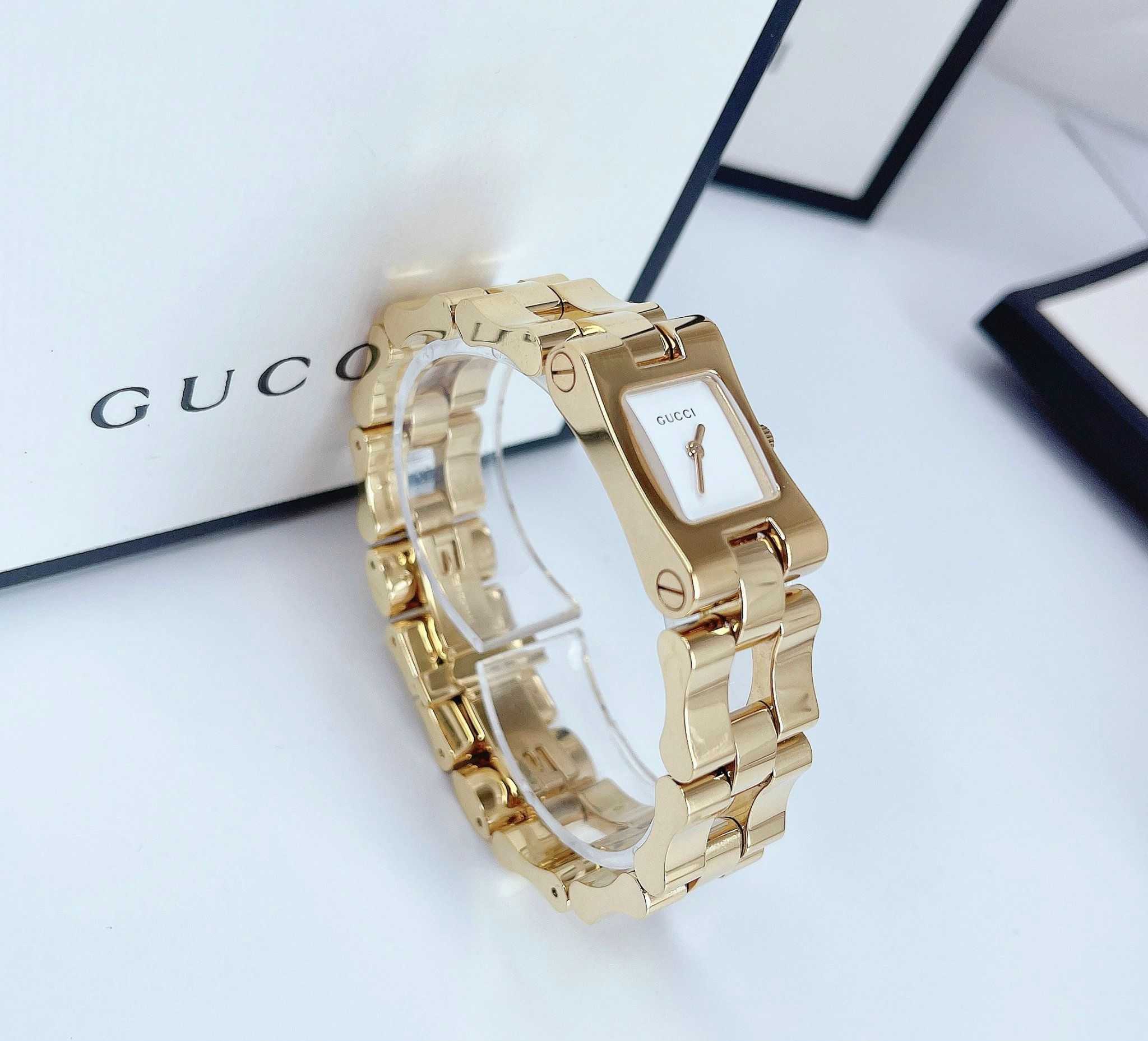 Gucci zig zag store gold watch price
