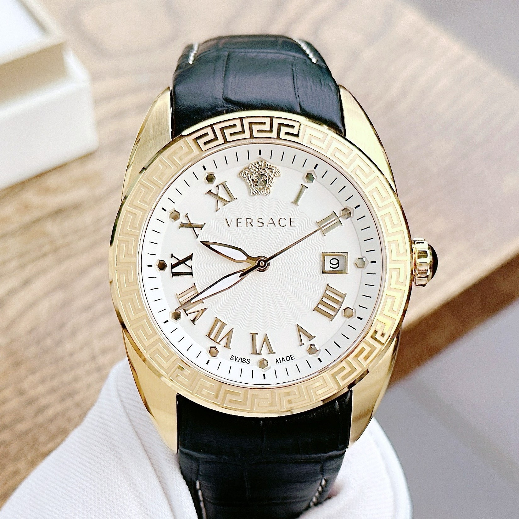 Versace Quartz VFE130015 V-Sport II Quartz White Dial - Đồng Versace Quartz VFE130015 V-Sport II Quartz White Dial - Đồng
